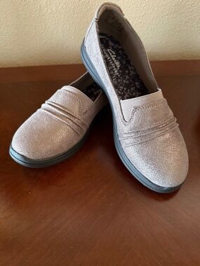 Clarks size 5 metallic taupe flat